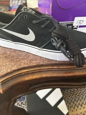 Brand New Nike Black and White Skate Shoe with Purple Box women’s 9 men’s 7 1/2